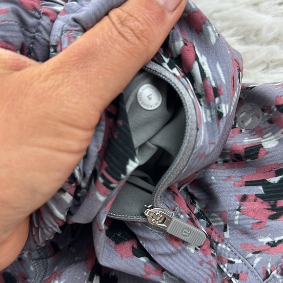 Lululemon Tracker Short V *4" Floral Flux Multi - Picture 2 of 4